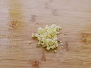 金针酸汤肥牛,生姜切末。