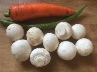 快手菜小炒口蘑,准备好口蘑、胡萝卜、尖椒；