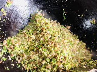 客家小吃:蒜苗粿(葫粄)➕菜头粄,大概炒成这样