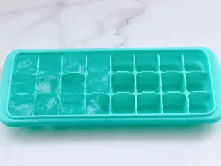 蔓越莓草莓花茶饮,冰格里加入纯净水,放入冰箱冷冻。