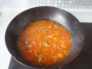 番茄肥牛刀削面,牛肉煮熟转小火