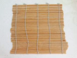 上班族的便当 风味独特的粢饭团,取一个竹帘铺平