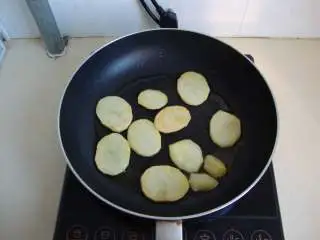 西班牙小吃：土豆蛤蜊, 橄榄油把土豆煎熟