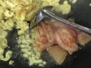 云南风味炒米线,加入切碎的番茄块