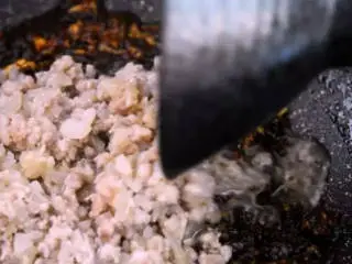 东北经典传统小吃:东北饭包,再加入洋葱肉糜,翻炒均匀