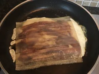 街头风味东北烤冷面,待鸡蛋微微凝固后翻面