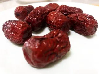 马蹄银耳红枣汤,红枣清洗。