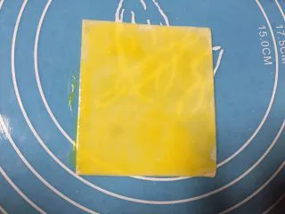 #做年货手工小吃#芝麻葱香排叉 ,取一块抄手皮涂抹上蛋液