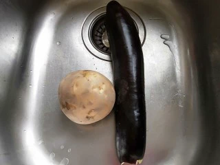 河北宣化特色小吃\卤菜\蒸莜面,土豆,茄子洗干净去皮。