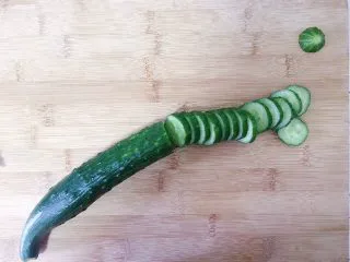 （创意菜）老干妈风味咸鸭蛋酒肠三明治,黄瓜切片，也可以切丝，都可以的