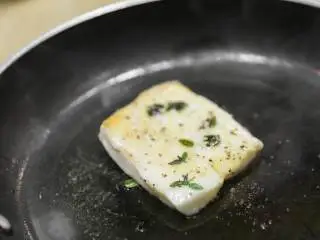南法风味香煎银鳕鱼,关火用余温煎熟鱼。