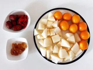 冰糖雪梨金桔饮,雪梨去皮切小块，金桔用盐搓洗，用刀把每个金桔划2～3个口子。