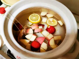 水果茶在家轻松做,把所有材料一起倒入砂锅，加水大火煮20-25分钟，完成。接下来你懂的，又是各种晒图时间。