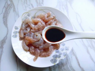 #东南亚风味的#椰汁咖喱虾,加入一勺生抽。