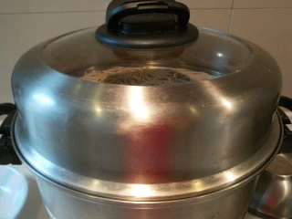 河北宣化特色小吃\卤菜\蒸莜面,莜面可以上锅蒸了,开锅蒸7分钟即可。