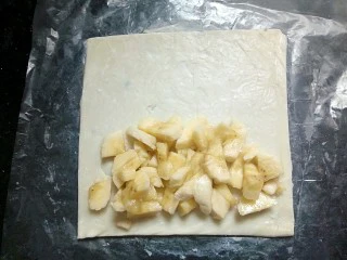 法式甜点~香蕉派,在手抓饼皮上放入适量的香蕉
