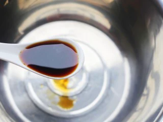 低脂爽脆开胃下饭的腌黄瓜条,加两勺生抽。