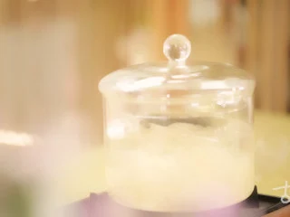 【枇杷仙露】小仙女的解暑必备饮品（快手菜）,百合和银耳入锅小火炖煮，可加适量冰糖调味；
