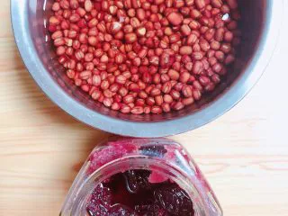 玫瑰花蜜红豆沙,红豆提前一夜侵泡，早上直接使用最佳。准备好侵泡好的红豆、玫瑰花蜜。
