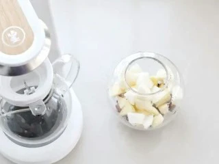 水果玫瑰花茶,苹果、玫瑰花、红茶、冰糖都放进茶饮机的泡茶壶中