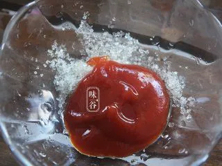 糖醋脆皮豆腐,倒入番茄酱；