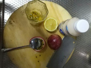 柠檬百香果益酸菌,柠檬 百香果洗净,沥干水分切开备用