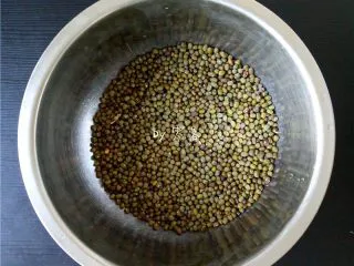 绿豆薏仁糖水,绿豆挑去劣质的豆子； 