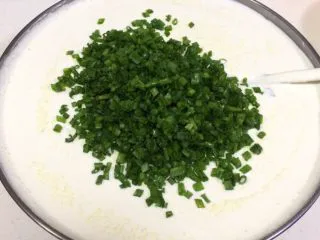 福建小吃—油饼,加入适量切碎的葱末。