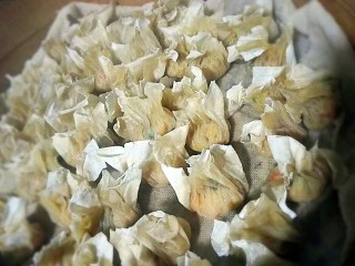 福州传统小吃——肉燕,如果想保存久点,摆好上锅蒸十五分钟左右,表皮呈这样半透明形就可以了,放凉后装盒子放冰箱冷冻