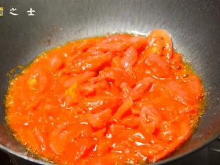 能吃下一盆米饭的------茄汁龙利鱼,在炒锅中放入食用油，烧热后放入番茄翻炒，油温越热，番茄可以炒的越红哟~