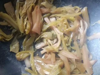 酸香风味鱼头锅,煸炒酸青菜。