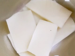 江南名小吃～炸年糕,捞出来放在冷水里泡一下，这样年糕比较Q弹