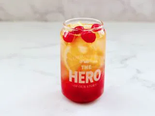 蔓越莓草莓花茶饮,上面放几颗蔓越莓。