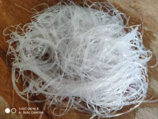 香辣粉丝包菜,泡软的粉丝从中间切一刀。