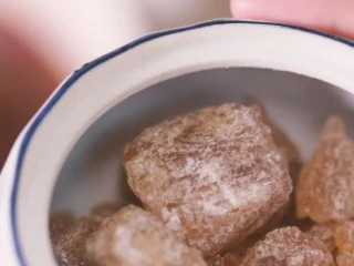 【酸梅汤】最正宗的古法酸梅汤,是烟熏味的,临关火放入冰糖搅拌融化;