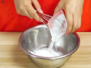 必吃的广东小吃——广州肠粉,取干净的容器倒入生粉