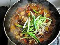 韩式安东炖鸡,加入胡椒粉，放入粉条，放入篙子杆和葱段继续烧制3分钟