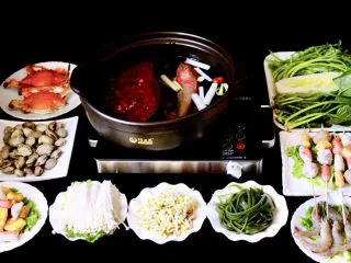 海鲜麻辣鸳鸯火锅,盖上锅盖大火煮沸后、加入适量盐和味精调味