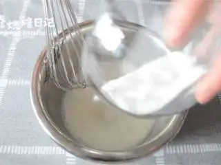 风靡街头的板栗饼不敢吃?那就自制吧,美味又好吃,制作酥皮部分, 低筋粉和猪油混合,捏揉成团。分成10等份,备用。