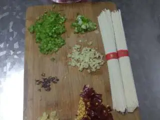 辣番茄风味汤面,西红柿、葱、姜、蒜、香芹都切碎，辣椒切小段，花椒一捏，备用。龙须挂面两把。
