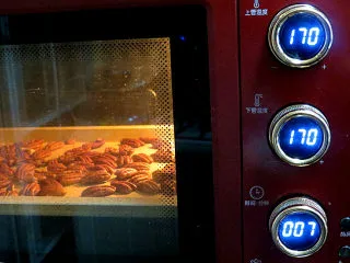 醇厚风味的咖啡百利甜费南雪,碧根果用烤箱170℃烘烤7分钟至香脆