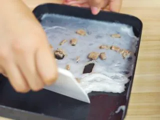 必吃的广东小吃——广州肠粉,用刮板刮起来就行了