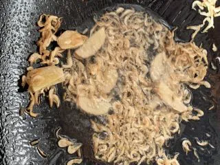 娃娃菜炖豆腐,起锅热油，放入姜片虾皮爆香