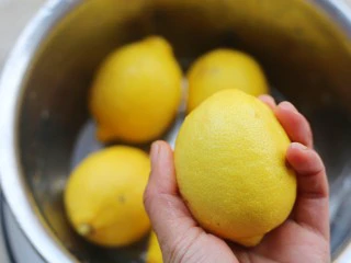 冬至美食 柠檬蜂蜜水,擦干水分。