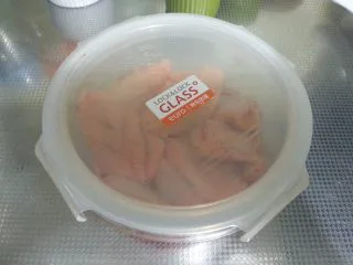 最受欢迎的烤箱菜【新奥尔良风味烤翅】,盖上保鲜盒的盖子，放入冰箱冷藏24小时最佳。