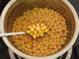 百搭小吃—老豌豆,泡开以后重新加水，盖过豌豆。放炉子大火煮开，再开小火熬30-40分钟
