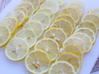 冬至美食 柠檬蜂蜜水,去掉头去尾切薄片。