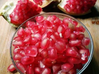 石榴气泡鸡尾酒,将石榴籽剥出,盛入容器中