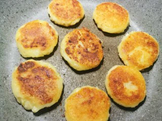 贵阳小吃洋芋粑,两面都这样就熟啦。