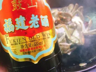 家常菜+红烧大闸蟹,淋入适量料酒